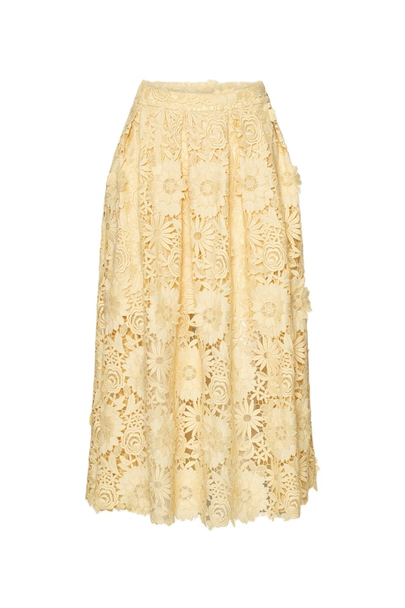 Rotate highwaist midi skirt in gelb mit 3D Blumenspitze und Zip auf der Rückseite. Der Rock ist halb unterfüttert und man sieht die Haut durch. Fällt eher klein aus. 