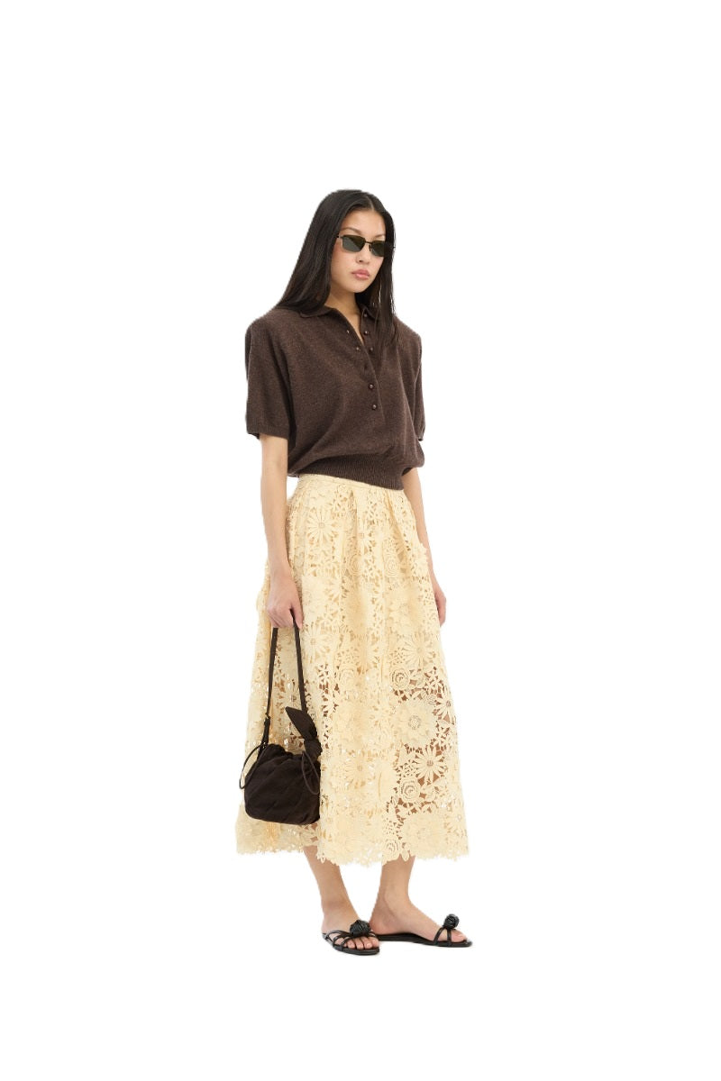 Rotate highwaist midi skirt in gelb mit 3D Blumenspitze und Zip auf der Rückseite. Der Rock ist halb unterfüttert und man sieht die Haut durch. Fällt eher klein aus. 