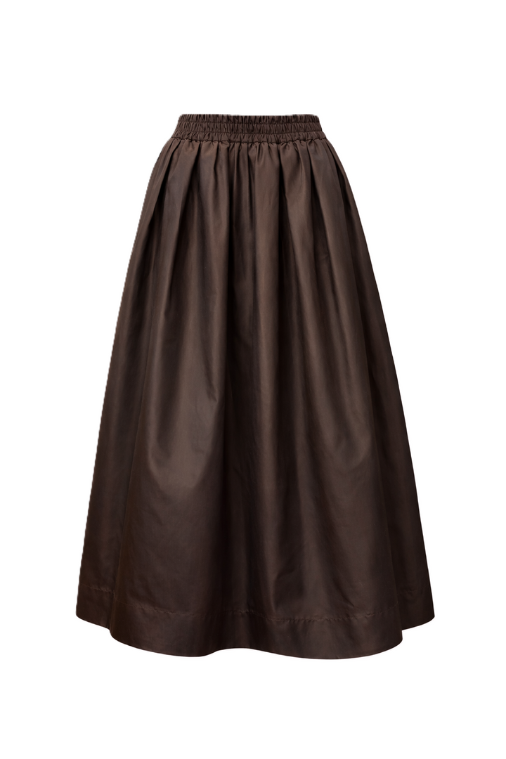 Rock The White Shirt in braun. Der wunderschöne Rock von The White Shirt ist aus Taft. Der Rock hat einen Gummibund, der sich perfekt an die Taille anpasst. Er ist bis unters Knie geschnitten und hat seitliche Eingriffstaschen