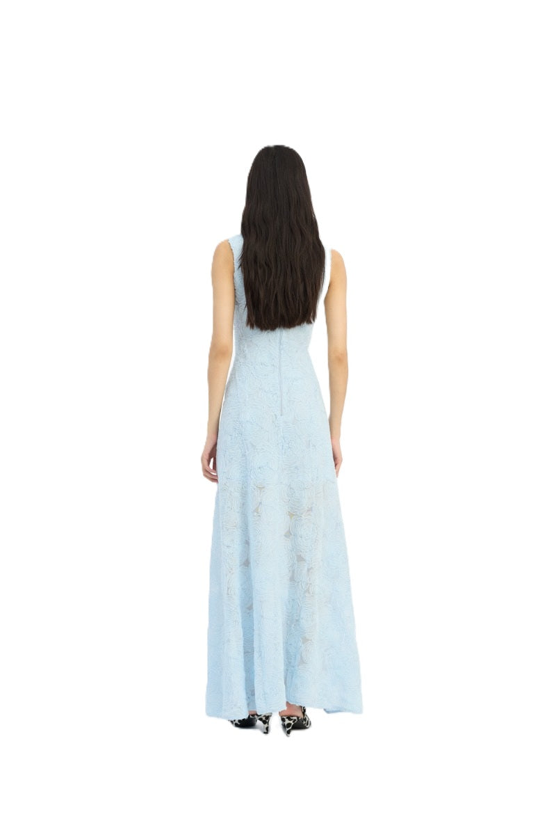 Maxikleid Rotate in hellblau. Das ärmellose Maxikleid „Mesh Maxi Dress Blue“ besticht durch einen Rundhalsausschnitt, eine taillierte Silhouette und einen sanft ausgestellten Rock. Das Design zeichnet sich durch eine durchgehende, strukturierte Mesh-Oberfläche mit floralem Muster aus. 
