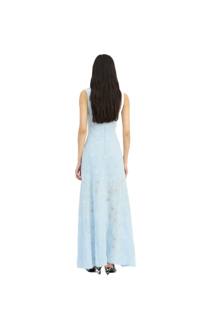 Maxikleid Rotate in hellblau. Das ärmellose Maxikleid „Mesh Maxi Dress Blue“ besticht durch einen Rundhalsausschnitt, eine taillierte Silhouette und einen sanft ausgestellten Rock. Das Design zeichnet sich durch eine durchgehende, strukturierte Mesh-Oberfläche mit floralem Muster aus. 