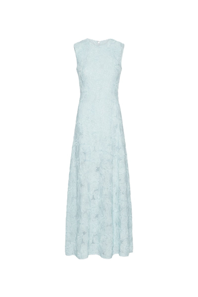 Maxikleid Rotate in hellblau. Das ärmellose Maxikleid „Mesh Maxi Dress Blue“ besticht durch einen Rundhalsausschnitt, eine taillierte Silhouette und einen sanft ausgestellten Rock. Das Design zeichnet sich durch eine durchgehende, strukturierte Mesh-Oberfläche mit floralem Muster aus. 