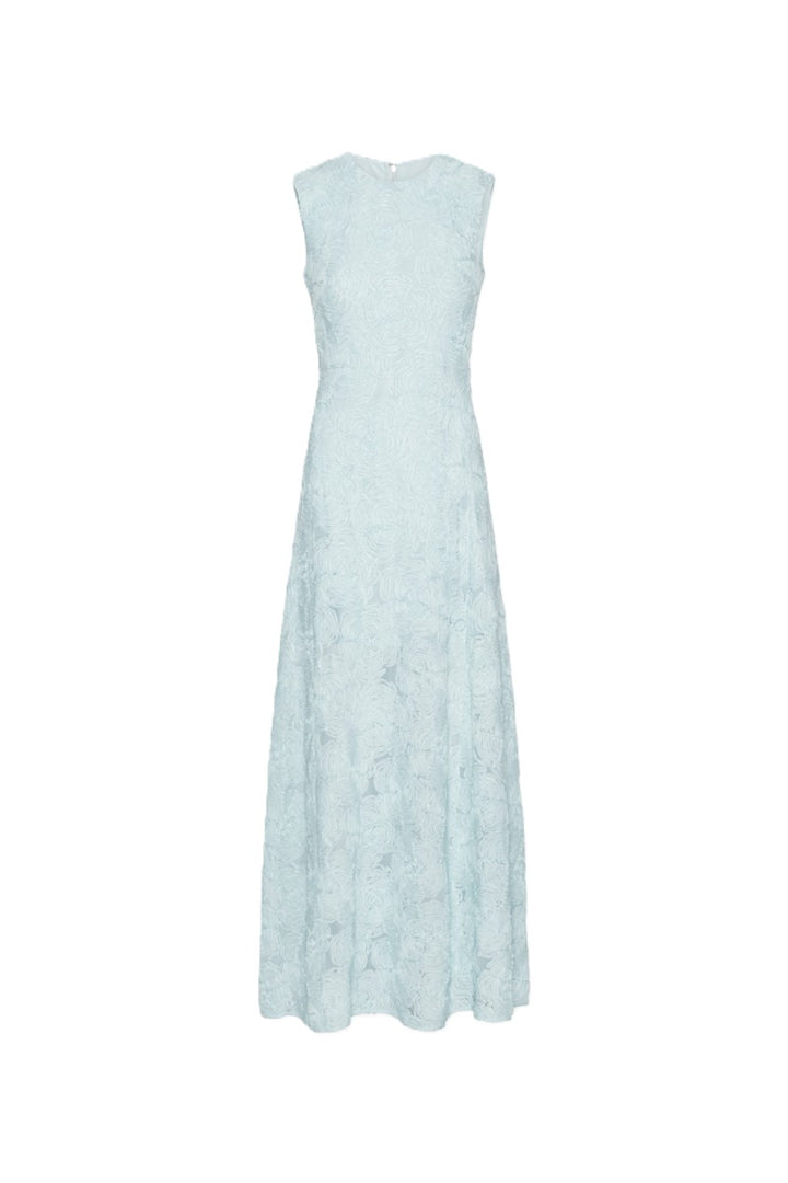 Maxikleid Rotate in hellblau. Das ärmellose Maxikleid „Mesh Maxi Dress Blue“ besticht durch einen Rundhalsausschnitt, eine taillierte Silhouette und einen sanft ausgestellten Rock. Das Design zeichnet sich durch eine durchgehende, strukturierte Mesh-Oberfläche mit floralem Muster aus. 