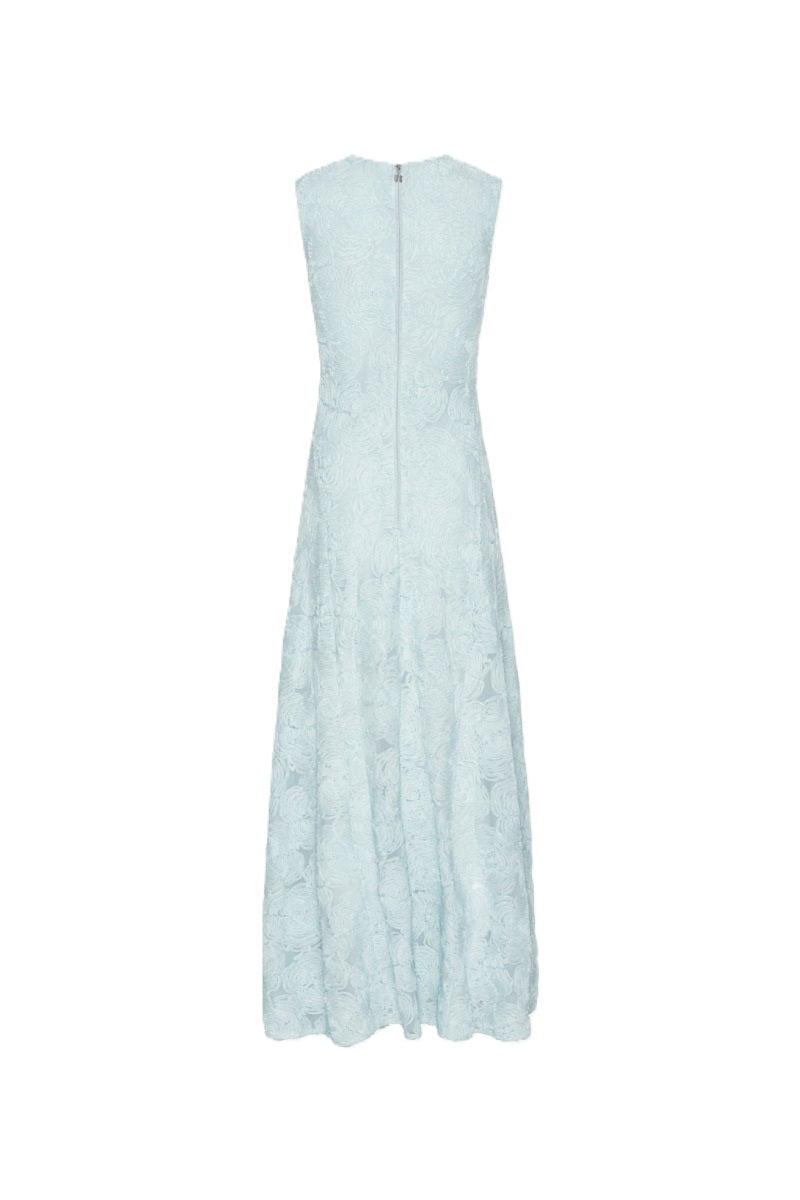 Maxikleid Rotate in hellblau. Das ärmellose Maxikleid „Mesh Maxi Dress Blue“ besticht durch einen Rundhalsausschnitt, eine taillierte Silhouette und einen sanft ausgestellten Rock. Das Design zeichnet sich durch eine durchgehende, strukturierte Mesh-Oberfläche mit floralem Muster aus. 