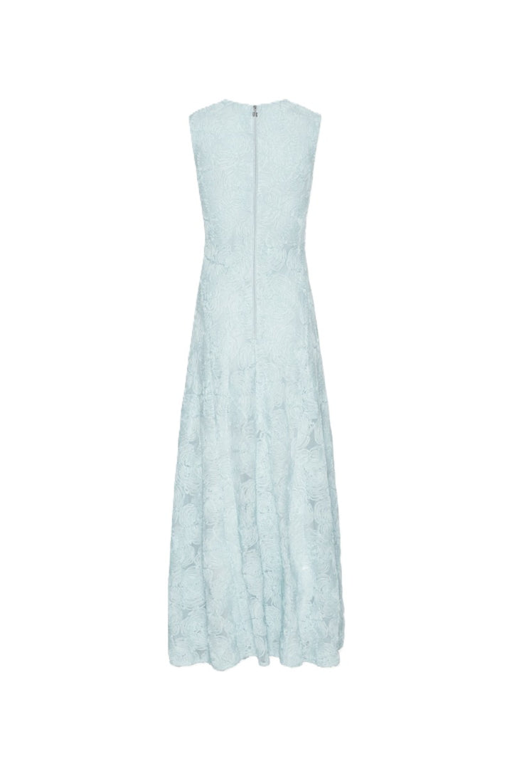 Maxikleid Rotate in hellblau. Das ärmellose Maxikleid „Mesh Maxi Dress Blue“ besticht durch einen Rundhalsausschnitt, eine taillierte Silhouette und einen sanft ausgestellten Rock. Das Design zeichnet sich durch eine durchgehende, strukturierte Mesh-Oberfläche mit floralem Muster aus. 