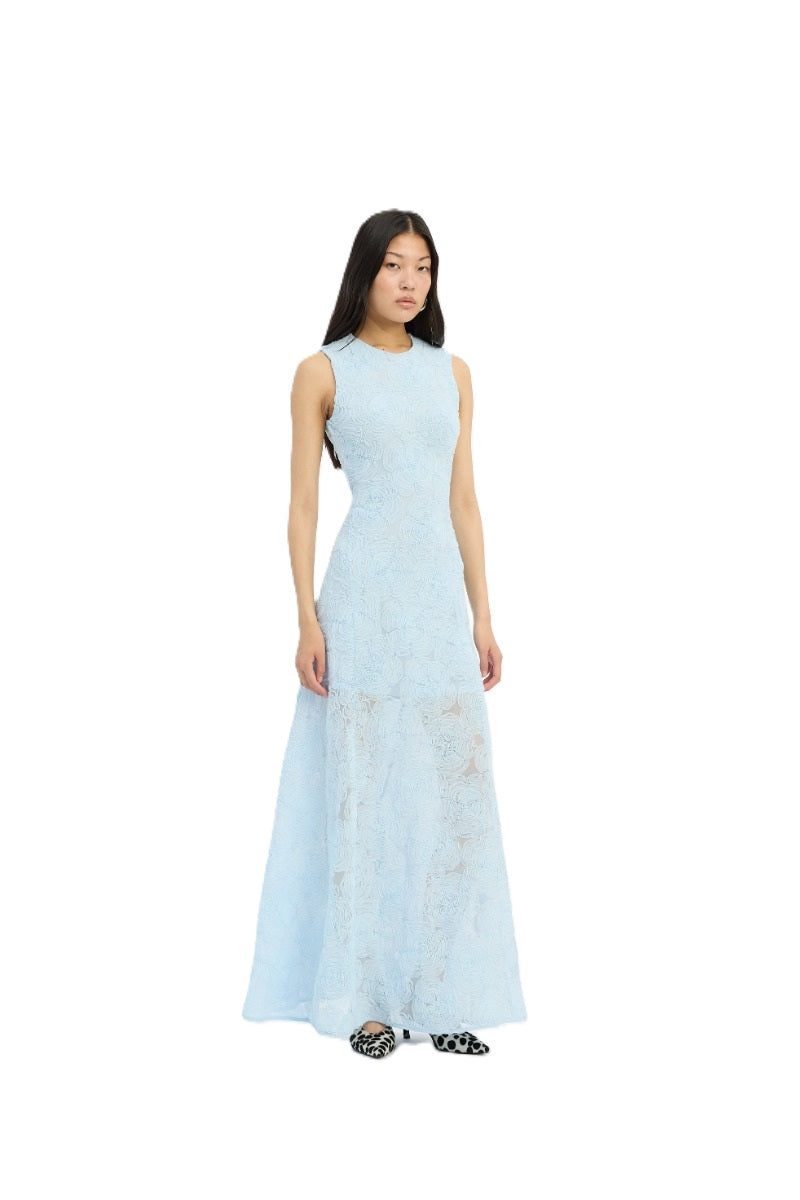 Maxikleid Rotate in hellblau. Das ärmellose Maxikleid „Mesh Maxi Dress Blue“ besticht durch einen Rundhalsausschnitt, eine taillierte Silhouette und einen sanft ausgestellten Rock. Das Design zeichnet sich durch eine durchgehende, strukturierte Mesh-Oberfläche mit floralem Muster aus. 