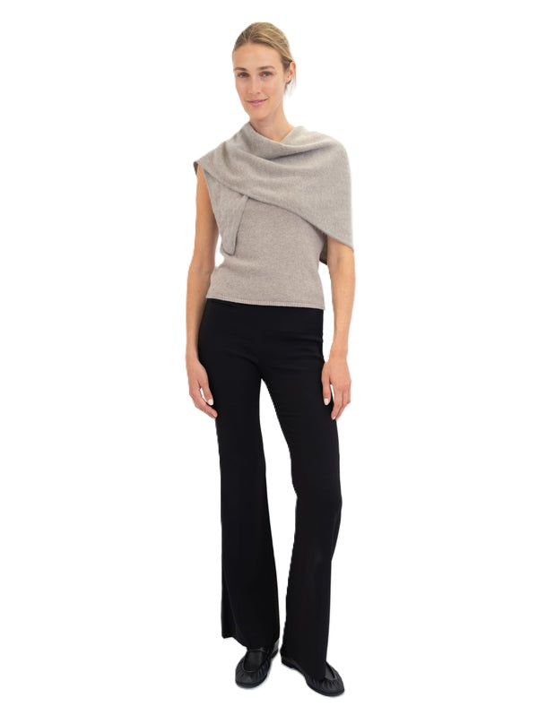 Schal Anna V Berg Cami Scarf Brushed Almond Powder. Schönes Dreieckstuch aus gebürstetem Cashmere. Man kann das Tuch auf verschiedene Weisen tragen. 