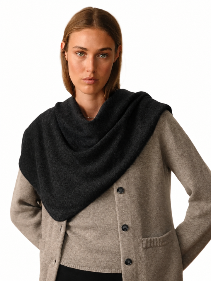 Schwarzer Cami Scarf Brushed von Anna V Berg aus gebürstetem Cashmere in Dreiecksform, vielseitig als Schal, Cape oder über der Hüfte tragbar.