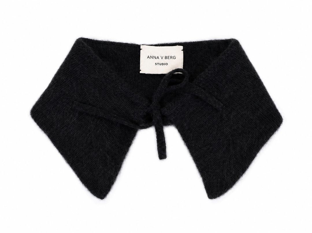 Schwarzer Cora Kragen von Anna V Berg aus gebürstetem Cashmere-Woll-Strick mit Bindebändern.