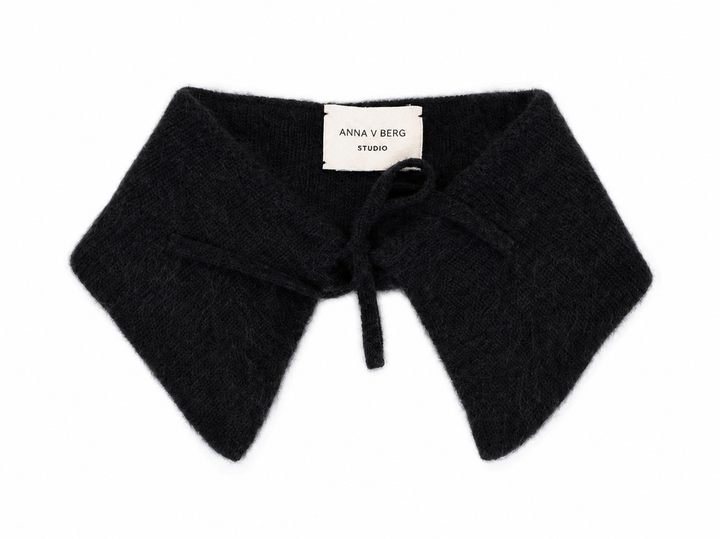 Schwarzer Cora Kragen von Anna V Berg aus gebürstetem Cashmere-Woll-Strick mit Bindebändern.