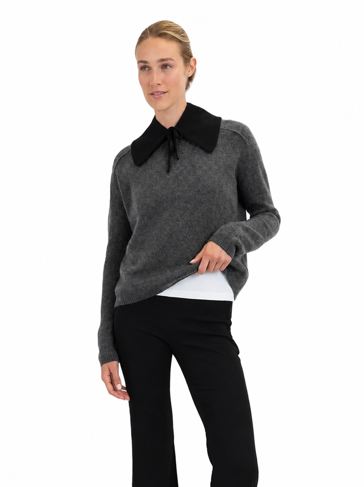 Schwarzer Cora Kragen von Anna V Berg aus gebürstetem Cashmere-Woll-Strick mit Bindebändern.