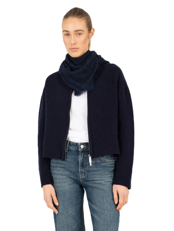 Schal Anna v Berg Nele Scarf Small in navy. Hübscher kleiner Cashmereschal mit bezaubendem Paisleyprint. Der Schal hat kleine Fransen am Saum und eine ganz weiche Haptik.