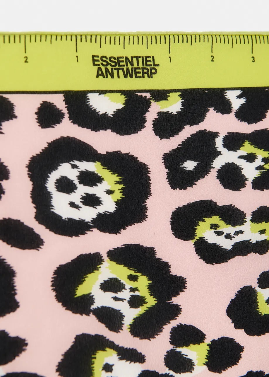 Schal Essentiel Antwerp JACYNTHIA PRINTED SCARF. Dieser Schal aus leichter Seide ist mit einem prägnanten Leopardenprint und einem Rollsaum versehen. Umrahmt von einem Rand, der an ein Maßband erinnert, ist er zusätzlich mit einem dezenten Logo verziert. Mit einer Größe von 55,5 x 55,5 cm