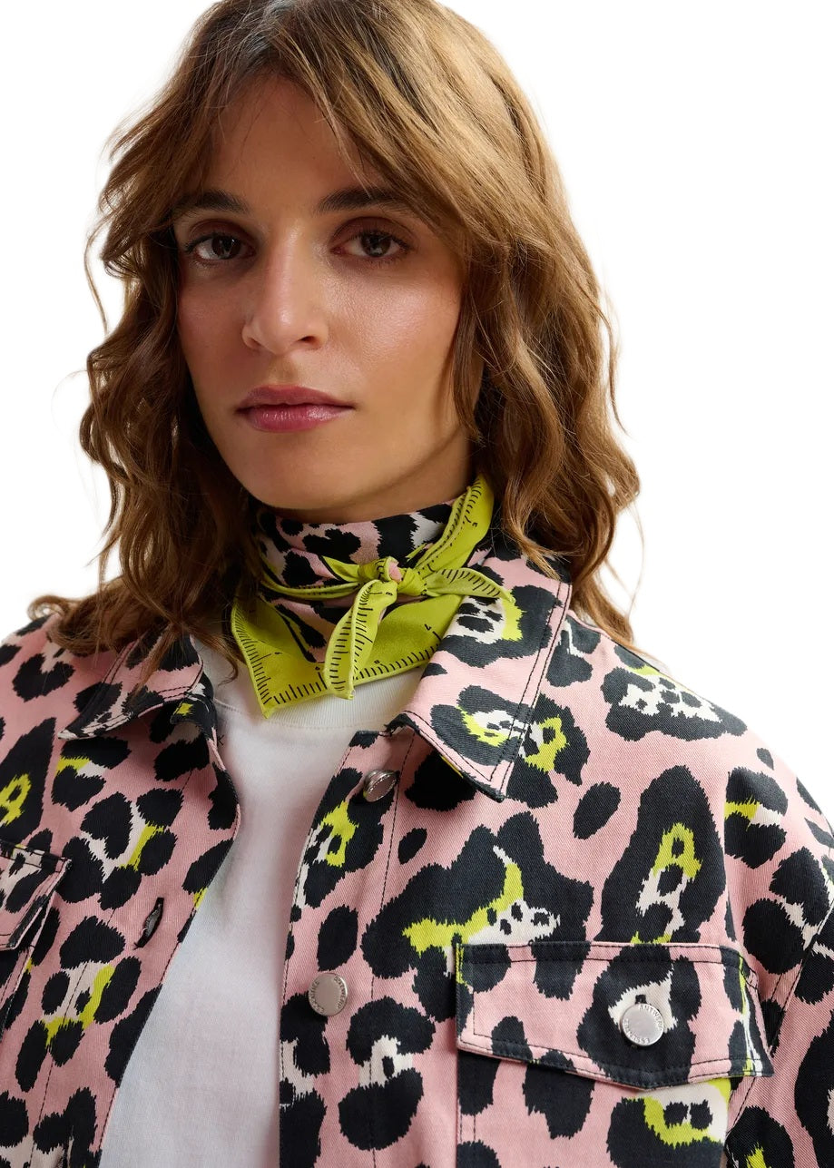 Schal Essentiel Antwerp JACYNTHIA PRINTED SCARF. Dieser Schal aus leichter Seide ist mit einem prägnanten Leopardenprint und einem Rollsaum versehen. Umrahmt von einem Rand, der an ein Maßband erinnert, ist er zusätzlich mit einem dezenten Logo verziert. Mit einer Größe von 55,5 x 55,5 cm