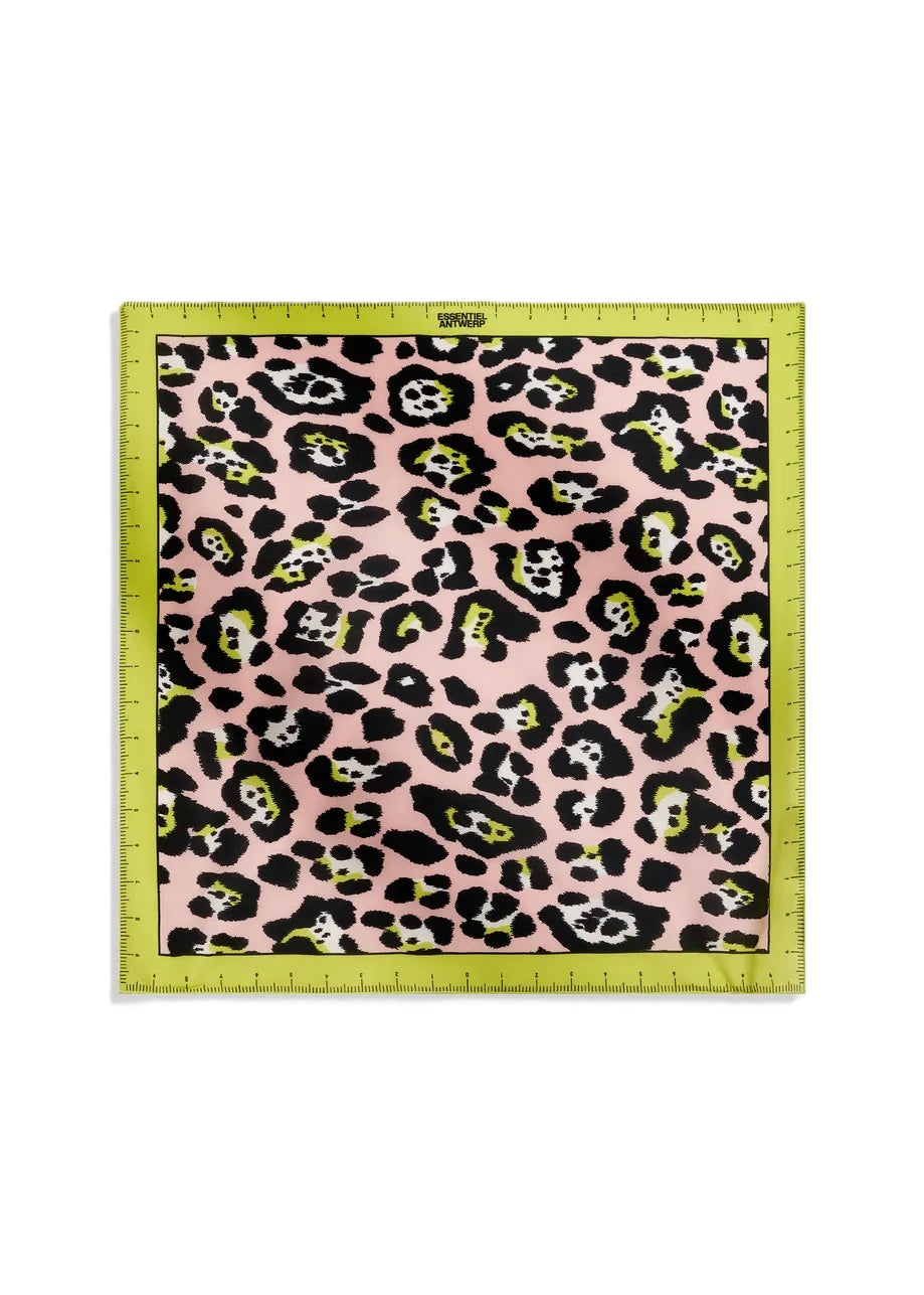 Schal Essentiel Antwerp JACYNTHIA PRINTED SCARF. Dieser Schal aus leichter Seide ist mit einem prägnanten Leopardenprint und einem Rollsaum versehen. Umrahmt von einem Rand, der an ein Maßband erinnert, ist er zusätzlich mit einem dezenten Logo verziert. Mit einer Größe von 55,5 x 55,5 cm.