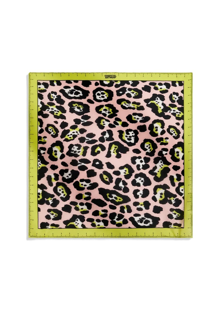 Schal Essentiel Antwerp JACYNTHIA PRINTED SCARF. Dieser Schal aus leichter Seide ist mit einem prägnanten Leopardenprint und einem Rollsaum versehen. Umrahmt von einem Rand, der an ein Maßband erinnert, ist er zusätzlich mit einem dezenten Logo verziert. Mit einer Größe von 55,5 x 55,5 cm.