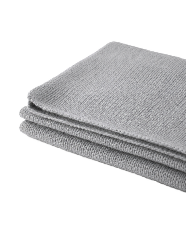 Schal CHANTAY von Luren aus Kaschmir-Seide mit feinem Strickmuster und geraden Abschlüssen in Grau.