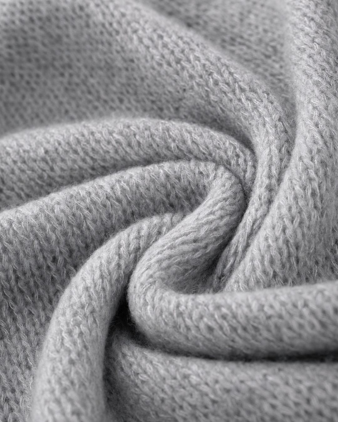 Schal CHANTAY von Luren aus Kaschmir-Seide mit feinem Strickmuster und geraden Abschlüssen in Grau.