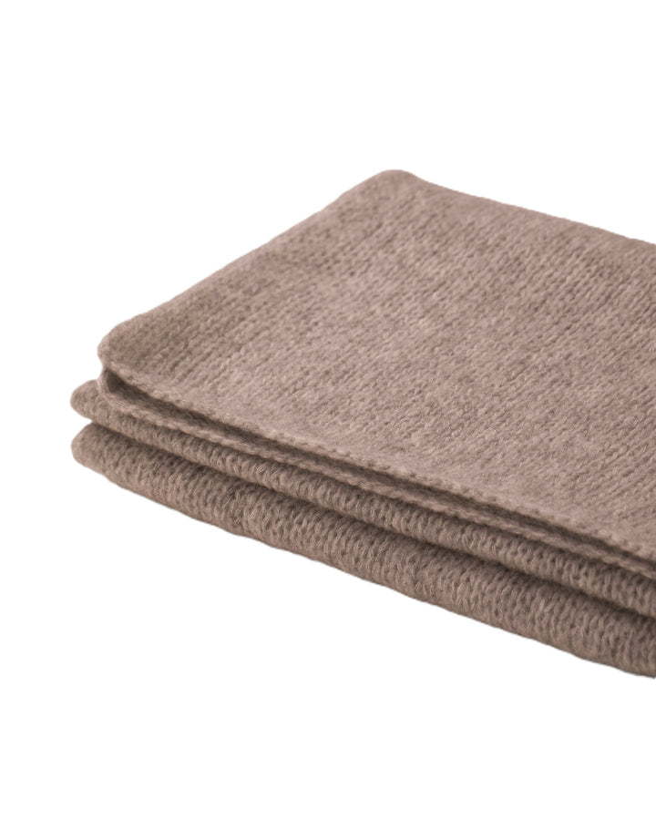 Schal CHANTAY von Luren aus Kaschmir-Seide mit feinem Strickmuster und geraden Abschlüssen in Beige.
