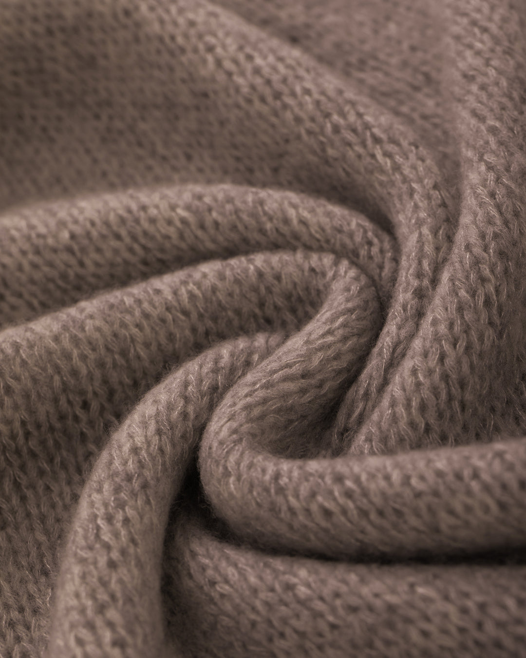 Schal CHANTAY von Luren aus Kaschmir-Seide mit feinem Strickmuster und geraden Abschlüssen in Beige.