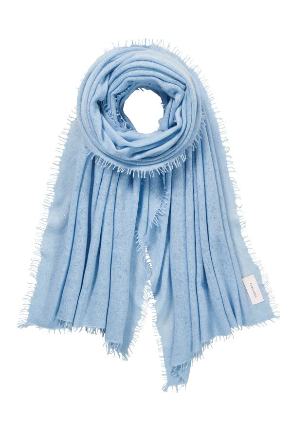 Schal PUR SCHOEN Galactic stars bleu. Galactic Stars – ein sanftes Himmelblau mit feinem, silbrigen Lurex-Glanz. Pailletten allover und Fransen am Rand aus 100% Cashmere. 