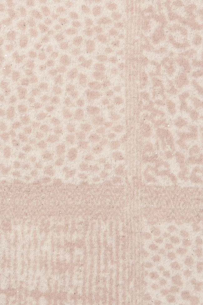 Schal Pur Schoen GALACTIC STARS savanne nougat. Ein sanftes Nougat kombiniert mit pudrigen Tönen, durchzogen von feinem Lurex. Dieser Schal ist zurückhaltend luxuriös und warm in der Wirkung. Die Haptik ist super weich und angenehm.