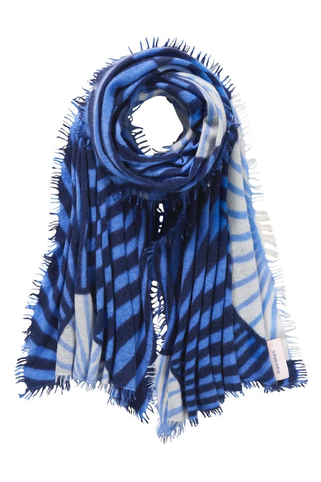 Schal Pur Schoen SENSU Sky Blue-Jeans. Der Kaschmirschal Sensu Sky Blue-Jeans interpretiert sein grafisches Fächermotiv in tiefem Jeansblau und klarem Himmelblau. Flächen in sanftem Cremeweiß und hellem Eisblau lockern die intensive Farbkomposition auf und verleihen dem bedruckten Schal aus 100 % Cashmere eine ruhige Frische. 