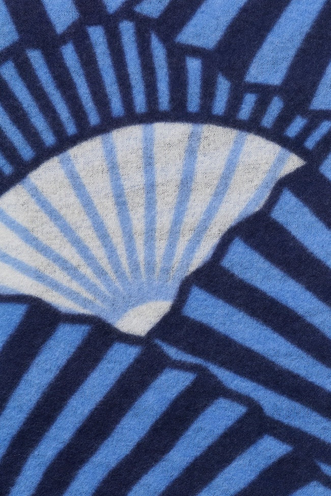 Schal Pur Schoen SENSU Sky Blue-Jeans. Der Kaschmirschal Sensu Sky Blue-Jeans interpretiert sein grafisches Fächermotiv in tiefem Jeansblau und klarem Himmelblau. Flächen in sanftem Cremeweiß und hellem Eisblau lockern die intensive Farbkomposition auf und verleihen dem bedruckten Schal aus 100 % Cashmere eine ruhige Frische. 