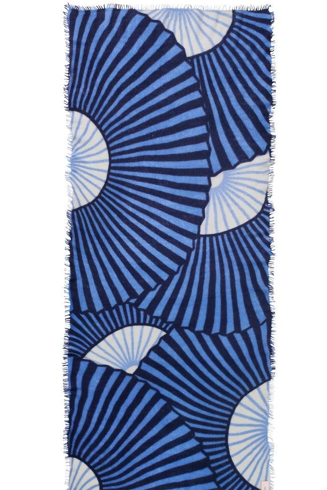 Schal Pur Schoen SENSU Sky Blue-Jeans. Der Kaschmirschal Sensu Sky Blue-Jeans interpretiert sein grafisches Fächermotiv in tiefem Jeansblau und klarem Himmelblau. Flächen in sanftem Cremeweiß und hellem Eisblau lockern die intensive Farbkomposition auf und verleihen dem bedruckten Schal aus 100 % Cashmere eine ruhige Frische. 