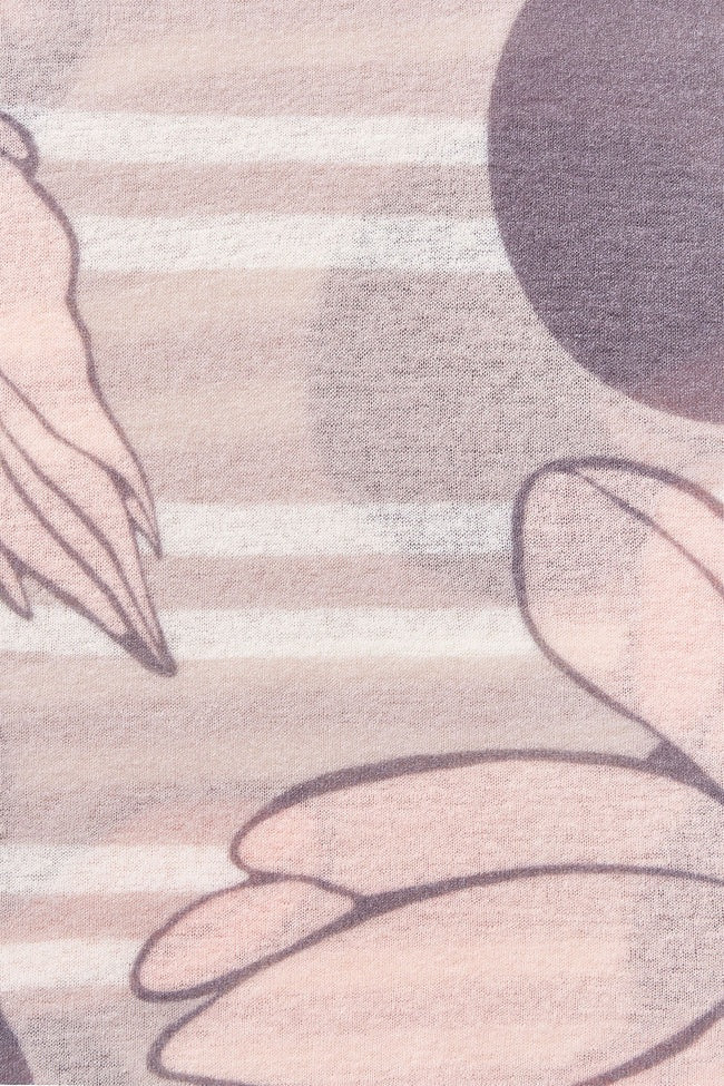 Schal Pur Schoen SOLA LUNA taupe-creamy rose. Der Kaschmirschal Sola Taupe-Creamy Rose verbindet florale Konturen, grafische Kreise und feine Streifen in cremigem Rosé, hellem Taupe und warmem Cremeweiß. Gedämpfte Akzente in rauchigem Violettgrau verleihen dem bedruckten Schal aus 100 % Cashmere eine ruhige, fein abgestimmte Optik.