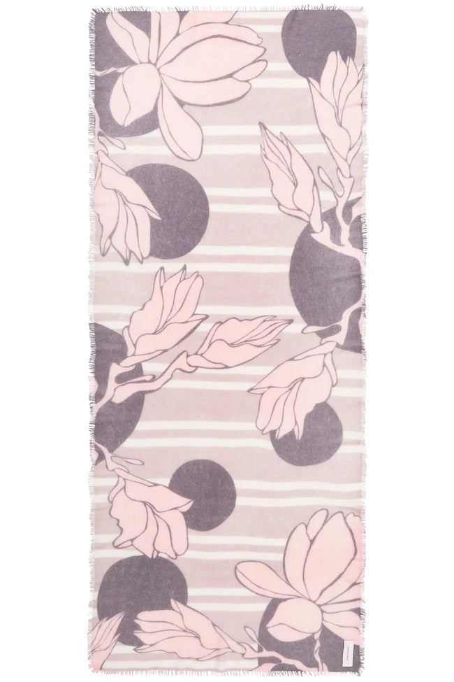 Schal Pur Schoen SOLA LUNA taupe-creamy rose. Der Kaschmirschal Sola Taupe-Creamy Rose verbindet florale Konturen, grafische Kreise und feine Streifen in cremigem Rosé, hellem Taupe und warmem Cremeweiß. Gedämpfte Akzente in rauchigem Violettgrau verleihen dem bedruckten Schal aus 100 % Cashmere eine ruhige, fein abgestimmte Optik.