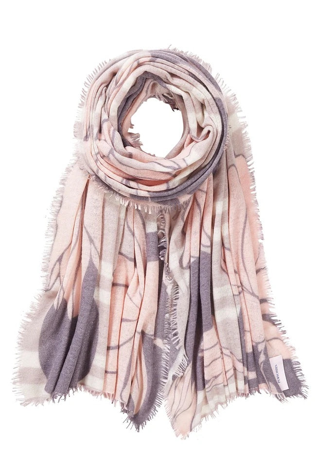 Schal Pur Schoen SOLA LUNA taupe-creamy rose. Der Kaschmirschal Sola Taupe-Creamy Rose verbindet florale Konturen, grafische Kreise und feine Streifen in cremigem Rosé, hellem Taupe und warmem Cremeweiß. Gedämpfte Akzente in rauchigem Violettgrau verleihen dem bedruckten Schal aus 100 % Cashmere eine ruhige, fein abgestimmte Optik.