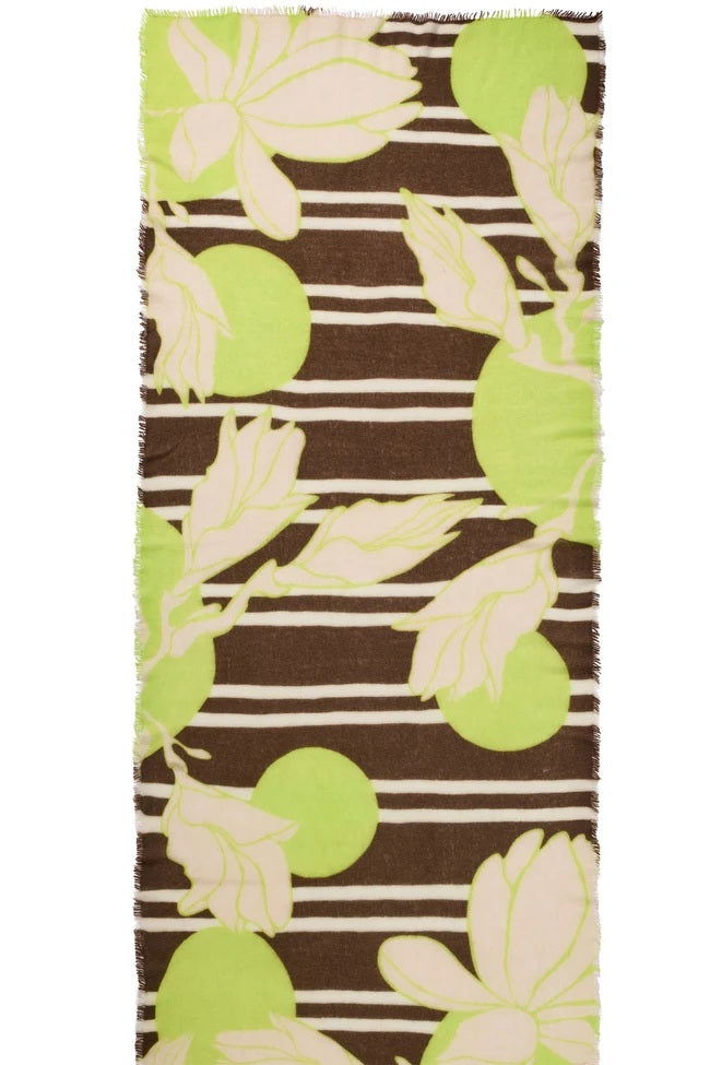 Der Kaschmirschal Sola Luna Teak-Lime verbindet florale Formen und grafische Streifen in leuchtendem Limettengrün und tiefem Teakbraun. Warmes Cremeweiß mildert den Kontrast und verleiht dem bedruckten Schal aus 100 % Cashmere eine klare, moderne Balance.