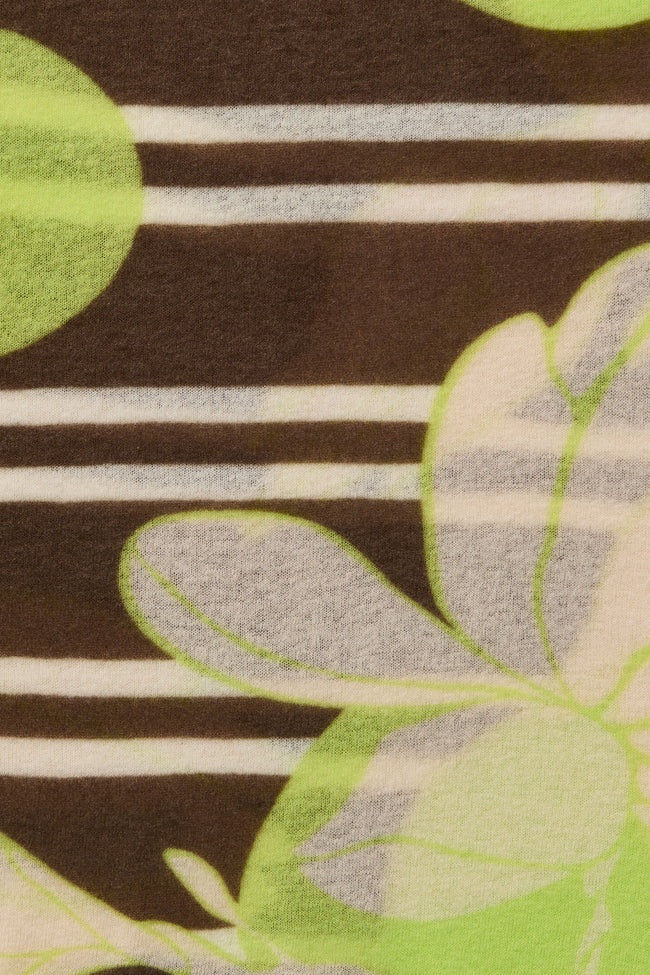 Der Kaschmirschal Sola Luna Teak-Lime verbindet florale Formen und grafische Streifen in leuchtendem Limettengrün und tiefem Teakbraun. Warmes Cremeweiß mildert den Kontrast und verleiht dem bedruckten Schal aus 100 % Cashmere eine klare, moderne Balance.