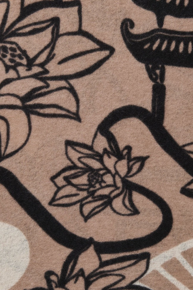 Der bedruckte PURSCHOEN Kaschmirschal Temple of Silence Dark SAND BLACK aus 100 % Cashmere verbindet warmes Sandbeige mit tiefem Schwarz und sanften Akzenten in Cremeweiß. Lotusblüten, Pagoden und grafische Linien verleihen der ruhigen, erdigen Farbkomposition eine moderne Optik. 