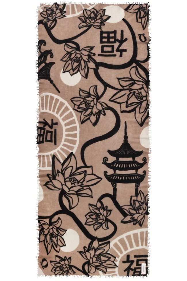 Der bedruckte PURSCHOEN Kaschmirschal Temple of Silence Dark SAND BLACK aus 100 % Cashmere verbindet warmes Sandbeige mit tiefem Schwarz und sanften Akzenten in Cremeweiß. Lotusblüten, Pagoden und grafische Linien verleihen der ruhigen, erdigen Farbkomposition eine moderne Optik. 