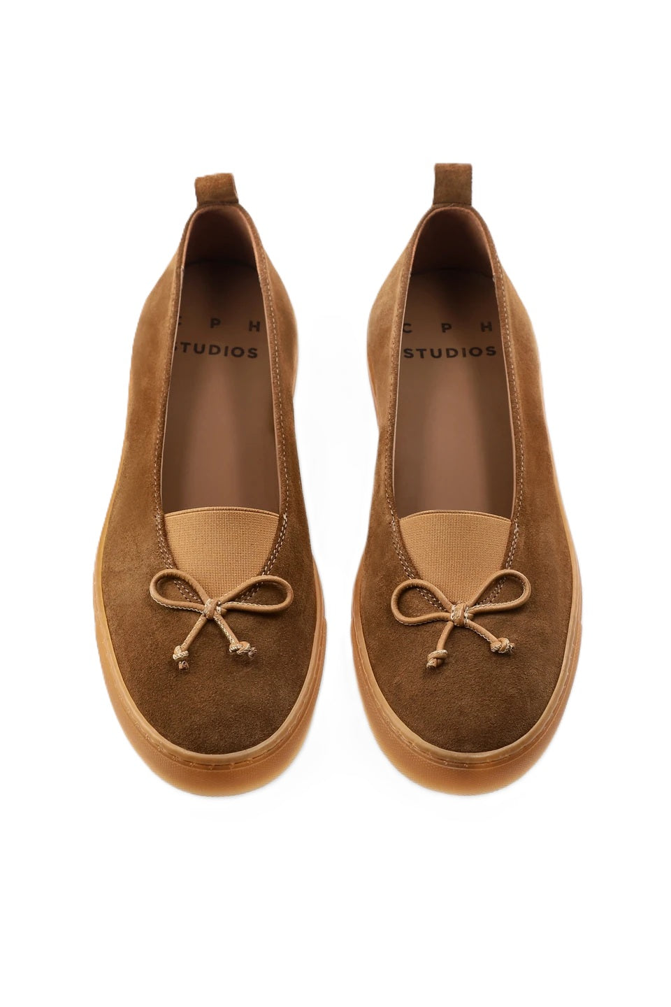 Ballerina CPH 360 von Copenhagen Studios in braun Suede. Der Schuh hat eine flache Gummisohle, Schleifendetails und einen elastischen Gummieinsatz vorne. Er fällt normal aus. 