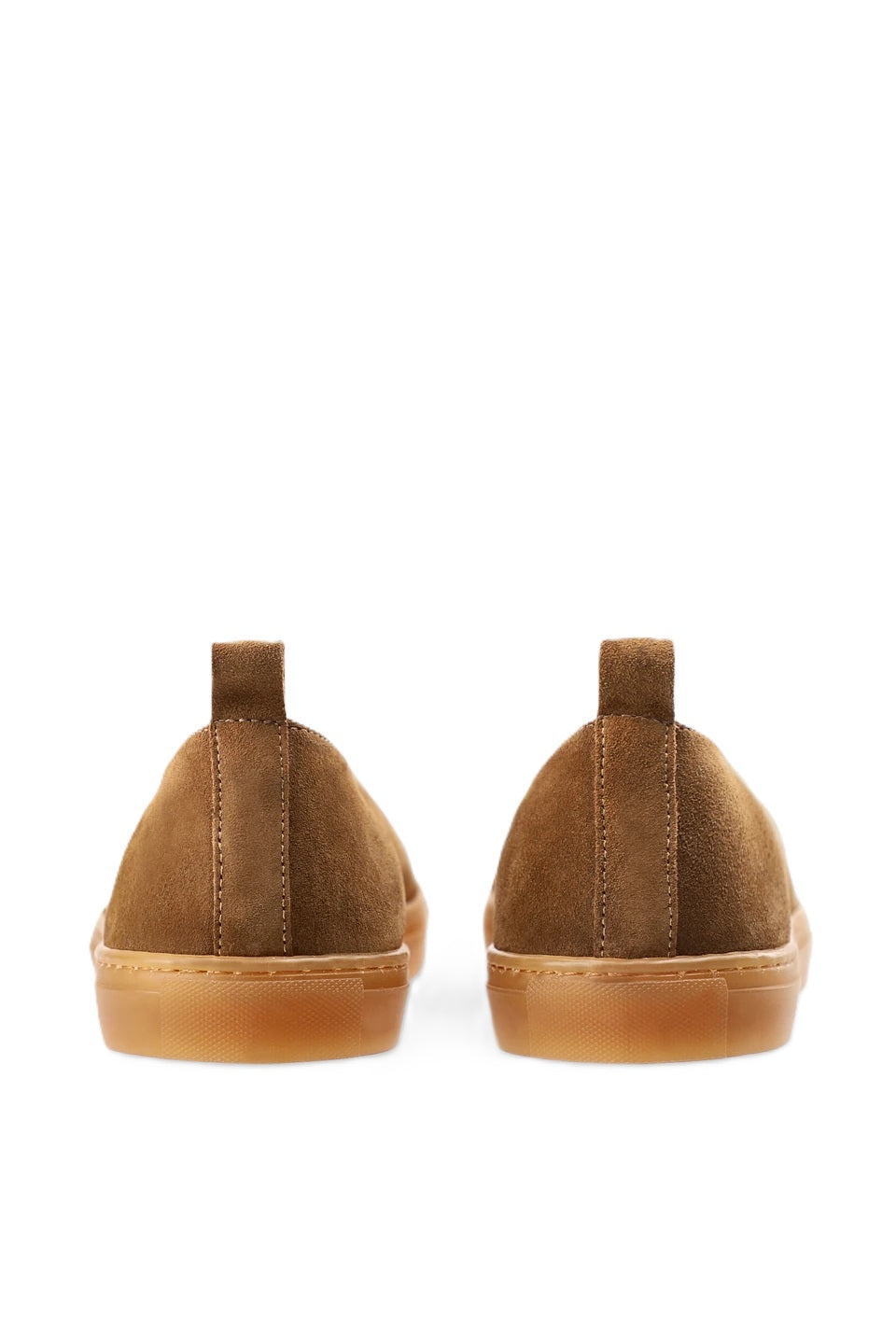 Studios in braun Suede. Der Schuh hat eine flache Gummisohle, Schleifendetails und einen elastischen Gummieinsatz vorne. Er fällt normal aus. 