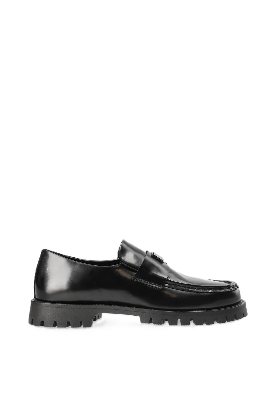 Schuh Copenhagen Studios CPH848 in schwarz. Dieser Loafer ist schmal geschnitten und hat eine glatte, klare Form. Der V-förmige Steg, das glänzende, gebürstete Finish und das Logopatch aus Metall auf der Zunge machen den besonderen Look aus. Das Leder ist sehr weich und der Schuh sehr angenehm zu tragen. 