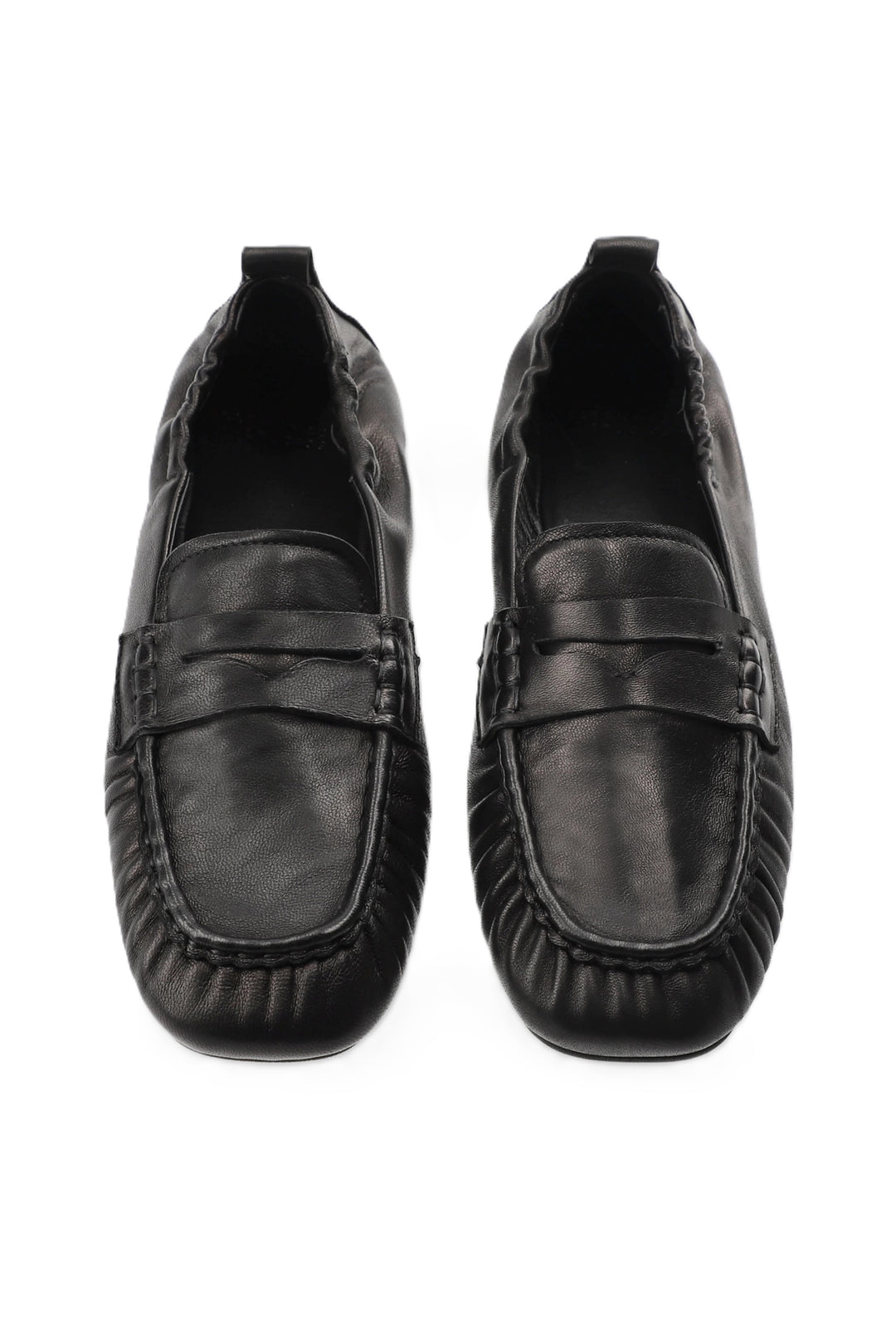 Schuh Copenhagen Studios CPH885 in schwarz. Loafer aus weichem Glattleder mit Moccasin-Charakter und Zugschlaufe. Flache Sohle und weiches Leder. 