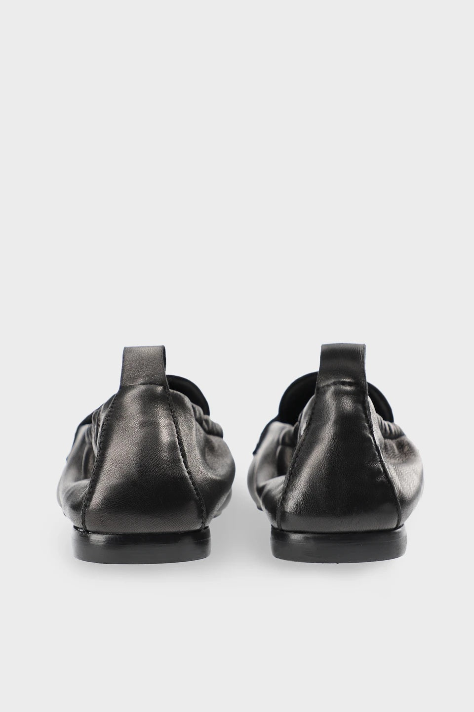 Schuh Copenhagen Studios CPH885 in schwarz. Loafer aus weichem Glattleder mit Moccasin-Charakter und Zugschlaufe. Flache Sohle und weiches Leder. 