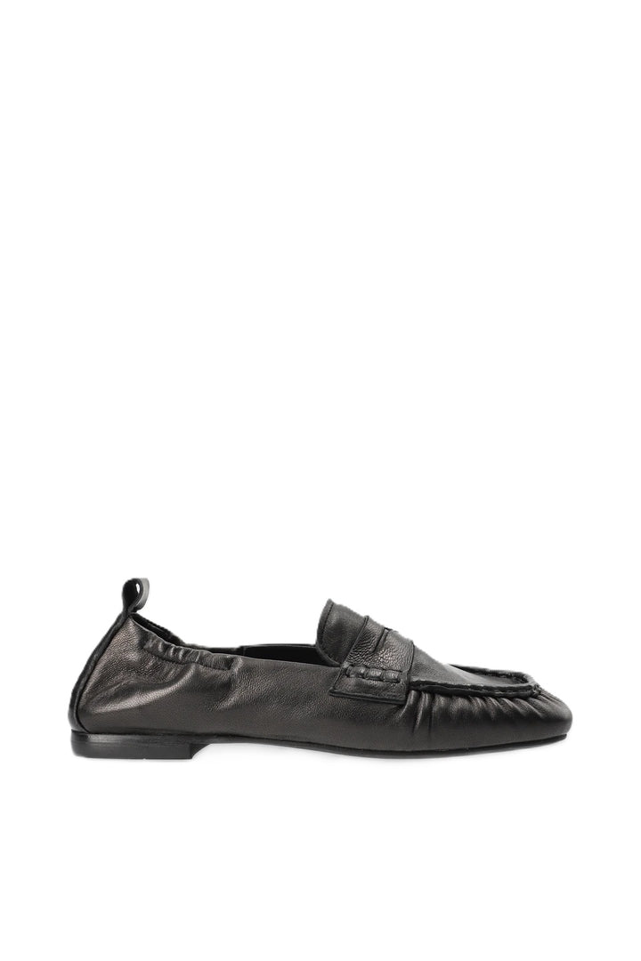 Schuh Copenhagen Studios CPH885 in schwarz. Loafer aus weichem Glattleder mit Moccasin-Charakter und Zugschlaufe. Flache Sohle und weiches Leder. 