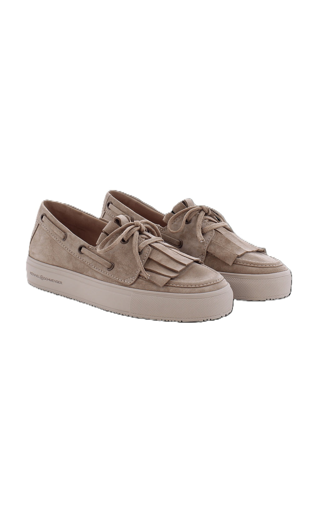 Schuh Kennel und Schmenger LENI. Sommerlicher Schuh in beige aus Suedeleder. Der Schuh hat eine breite Gummisohle, die einen hohen Tragekomfort liefert. Man kann ganz leicht reinschlupfen. Als Highlight besfinden sich Fransen auf der Vorderseite. Man kann den Schuh mit einem Bänchen justoeren. Das Fussbett ist angenehm und weich.