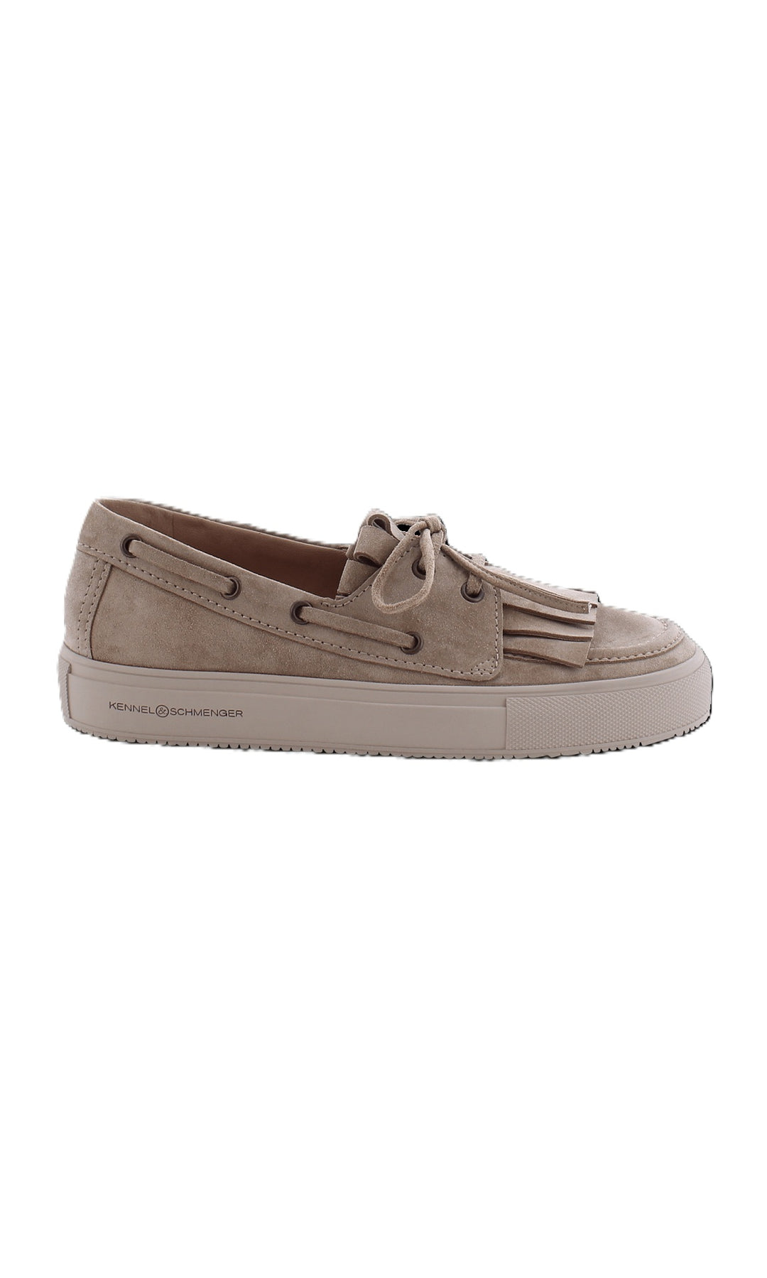Schuh Kennel und Schmenger LENI. Sommerlicher Schuh in beige aus Suedeleder. Der Schuh hat eine breite Gummisohle, die einen hohen Tragekomfort liefert. Man kann ganz leicht reinschlupfen. Als Highlight besfinden sich Fransen auf der Vorderseite. Man kann den Schuh mit einem Bänchen justoeren. Das Fussbett ist angenehm und weich.