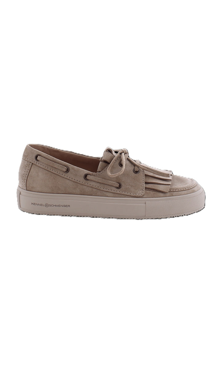 Schuh Kennel und Schmenger LENI. Sommerlicher Schuh in beige aus Suedeleder. Der Schuh hat eine breite Gummisohle, die einen hohen Tragekomfort liefert. Man kann ganz leicht reinschlupfen. Als Highlight besfinden sich Fransen auf der Vorderseite. Man kann den Schuh mit einem Bänchen justoeren. Das Fussbett ist angenehm und weich.