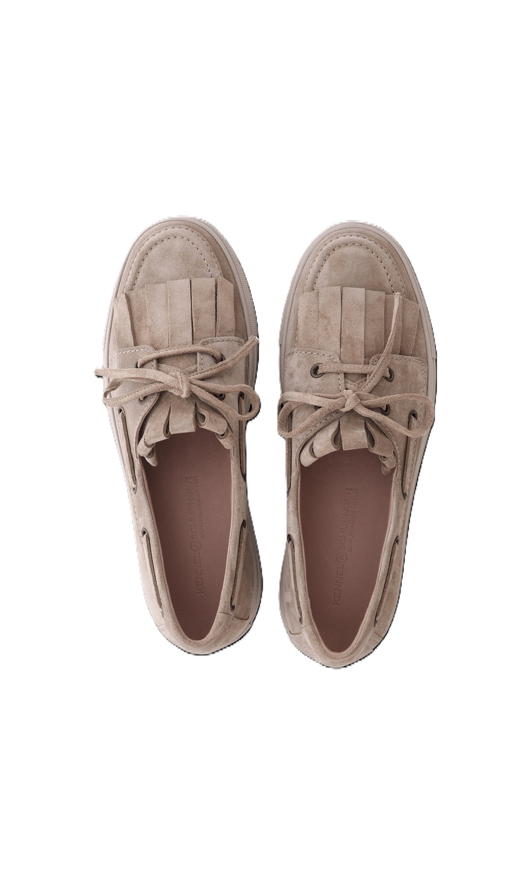 Schuh Kennel und Schmenger LENI. Sommerlicher Schuh in beige aus Suedeleder. Der Schuh hat eine breite Gummisohle, die einen hohen Tragekomfort liefert. Man kann ganz leicht reinschlupfen. Als Highlight besfinden sich Fransen auf der Vorderseite. Man kann den Schuh mit einem Bänchen justoeren. Das Fussbett ist angenehm und weich.