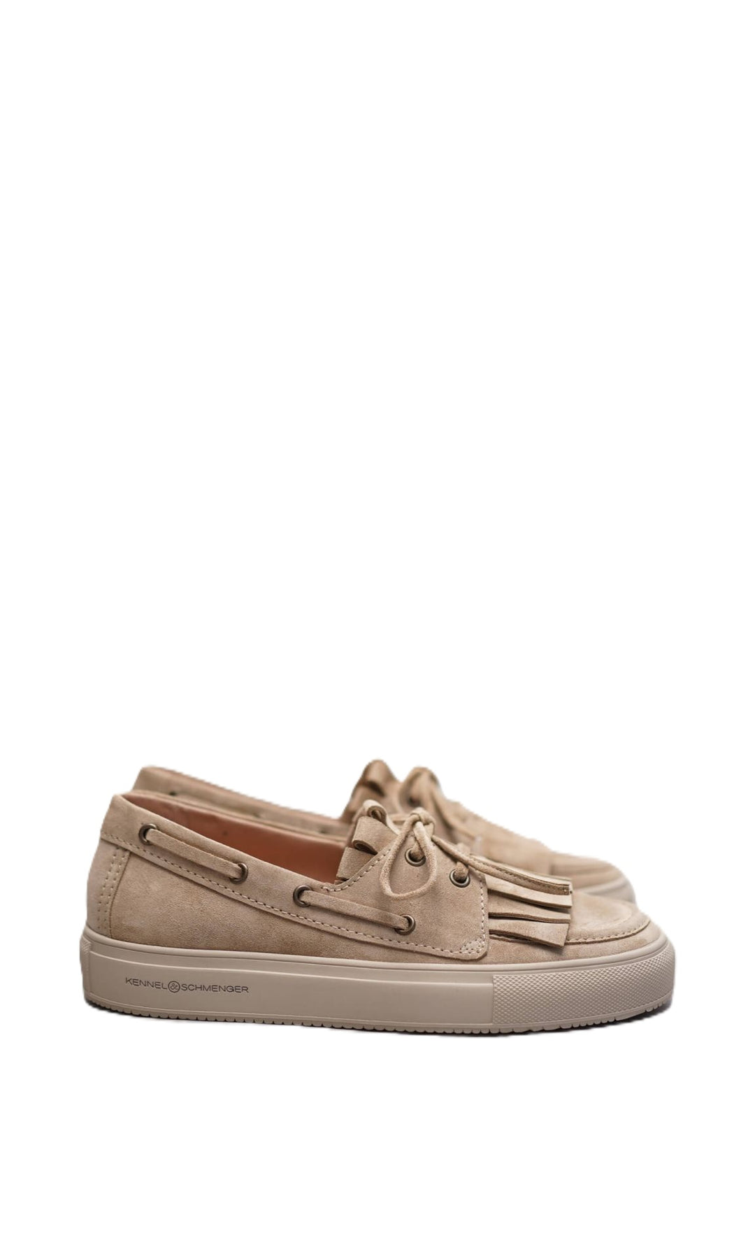 Schuh Kennel und Schmenger LENI. Sommerlicher Schuh in beige aus Suedeleder. Der Schuh hat eine breite Gummisohle, die einen hohen Tragekomfort liefert. Man kann ganz leicht reinschlupfen. Als Highlight besfinden sich Fransen auf der Vorderseite. Man kann den Schuh mit einem Bänchen justoeren. Das Fussbett ist angenehm und weich.