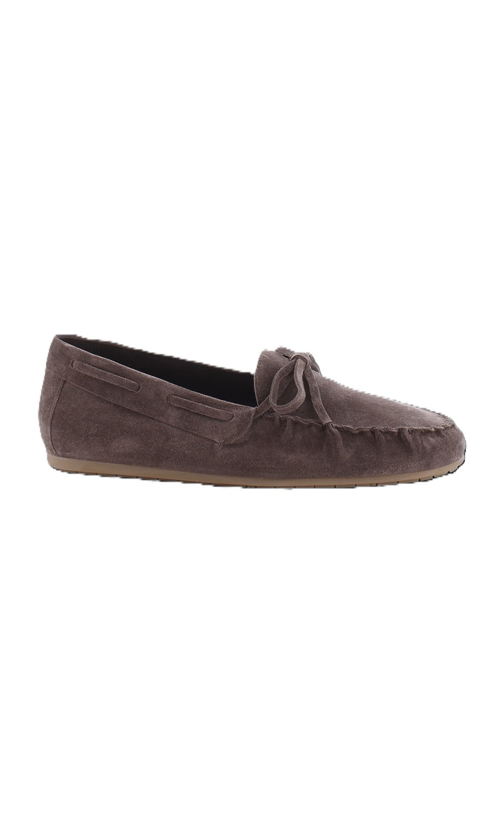 Schuh Kennel und Schmenger DROP in Coco So Honig. Toller Sommerschuh in braun. Der Schuh ist sehr leicht und angenehm zu tragen. Er hat eine flache Sohle und Fransen zur Zierde. Ebenfalls ein Bändchen zum Variieren. Der Schuh hat einen sehr hohen Tragekomfort 