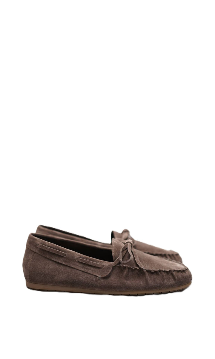 Schuh Kennel und Schmenger DROP in Coco So Honig. Toller Sommerschuh in braun. Der Schuh ist sehr leicht und angenehm zu tragen. Er hat eine flache Sohle und Fransen zur Zierde. Ebenfalls ein Bändchen zum Variieren. Der Schuh hat einen sehr hohen Tragekomfort 