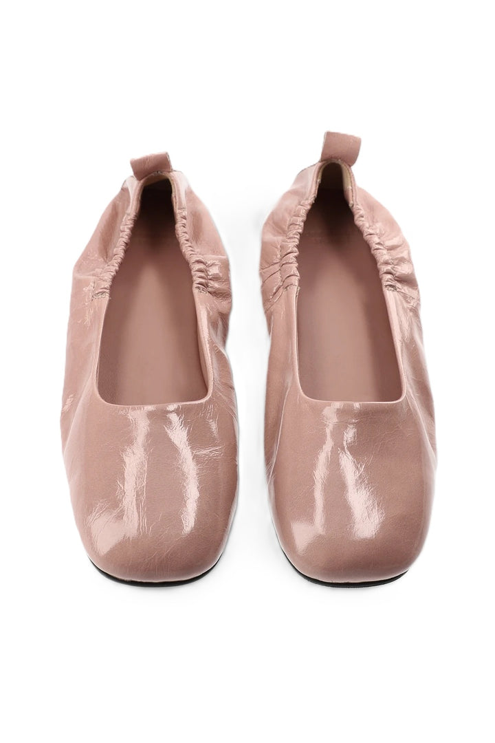 Schuhe Copenhagen Sudios CPH884 in soft pink rosa. Ballerinas aus weichem Glattleder mit shiny Finish und einer schlanken, eleganten Slip-On-Silhouette. Elastische Einsätze an den Seiten und eine dezente Zugschlaufe sorgen für angenehmen Komfort. Die leicht eckig zulaufende Zehenpartie sowie die flache Sohle mit einem leichten Blockabsatz. 